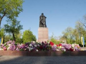 Кривий Ріг вшановує. До Дня Перемоги над нацизмом, у кожному районі міста проход