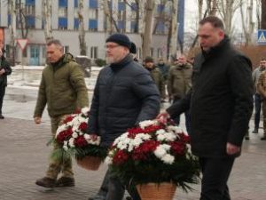 У день Соборності України в Кривому Розі відкрили пам’ятник «ВОЇНАМ – ПРАЦІВНИКА