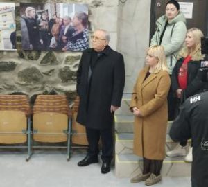 У Кривому Розі відкрилася виставка художніх та фоторобіт про військові події, по