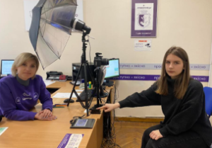 Оформлював паспорт громадянина України  у Центрі «Віза» («Центр Дії»), однак був