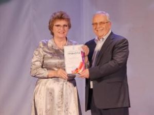 Незважаючи на війну - з квітами, усмішками та побажаннями на краще мирне майбутн